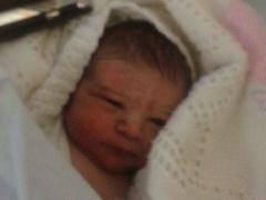 بالصور.. العثور على رضيع عمره يوم في نابلس والنمل يغطي جسده