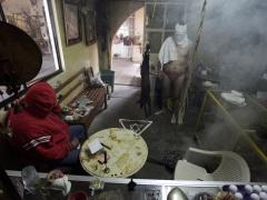 بالصور ... طقوس شعوذة لعلاج المثلية الجنسية