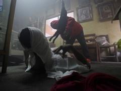 بالصور ... طقوس شعوذة لعلاج المثلية الجنسية