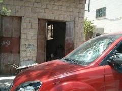 بالصور : تحطيم سيارة تابعة لوزارة المالية في الخليل