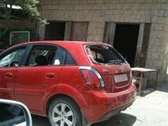 بالصور : تحطيم سيارة تابعة لوزارة المالية في الخليل