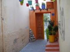 غزيون يلونون منازلهم بألوان حيوية مع بدء رمضان