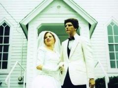 تتزوج من دمية لتتخلص من عنوستها