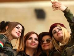 بالصور: Selfie لمقاتلات من البشمركة قبل مواجهة داعش
