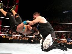 بالصور : كارثة تحل على جون سينا في عرض Elimination Chamer