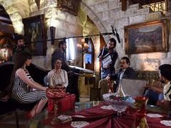 العرّاب … ينجز، ونجومه صاروا أسرة واحدة… آخر الصور من مكان التصوير