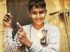 هندي يحترف امتصاص الصدمات الكهربائية