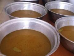 بالصور:يشرف عليها المحافظ يوميا :تكية سيدتنا مريم العذراء نموذج للتآخي والتكافل وتقدم 1000 وجبة يوميا