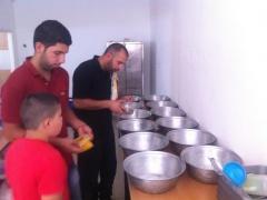 بالصور:يشرف عليها المحافظ يوميا :تكية سيدتنا مريم العذراء نموذج للتآخي والتكافل وتقدم 1000 وجبة يوميا