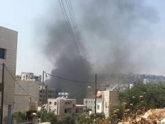 بالصور: أهل مواطن قتل في بيت جالا يحرقون منزل المشتبه به في قتل نجلهم