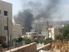 بالصور: أهل مواطن قتل في بيت جالا يحرقون منزل المشتبه به في قتل نجلهم