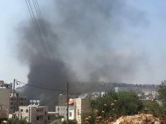 بالصور: أهل مواطن قتل في بيت جالا يحرقون منزل المشتبه به في قتل نجلهم