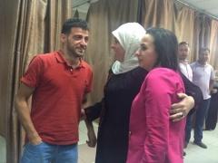 بالصــــور.. اصابة طاقم رؤيا في فلسطين بحروق نتيجة رشقهم بغاز الفلفل من قبل الاحتلال