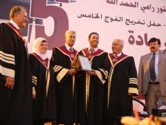 كلية فلسطين الأهلية الجامعية تحتفل بتخريج الفوج الخامس 