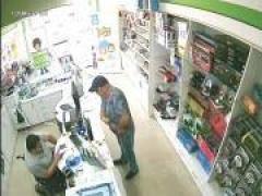 إدّعى أنه سائح روسي وسرق جوّالات بـ