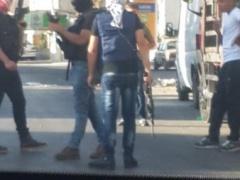 مسلحون يغلقون شارع القدس شرق نابلس ويطلقون النار بالهواء