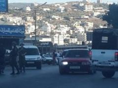 مسلحون يغلقون شارع القدس شرق نابلس ويطلقون النار بالهواء