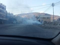 مسلحون يغلقون شارع القدس شرق نابلس ويطلقون النار بالهواء