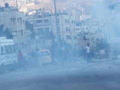 مسلحون يغلقون شارع القدس شرق نابلس ويطلقون النار بالهواء