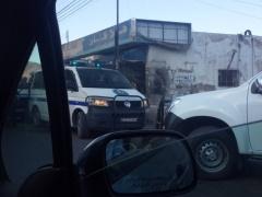 مسلحون يغلقون شارع القدس شرق نابلس ويطلقون النار بالهواء