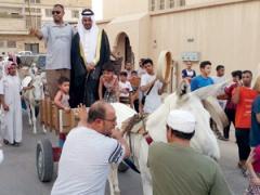 صورة| زفاف سعودي في موكب تجره 6 حمير بيضاء