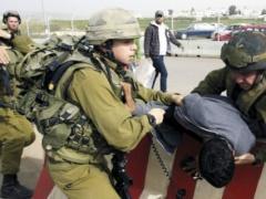 جنود حاجز زعترة يعتدون على شاب من نابلس ويصيبوه بجروح