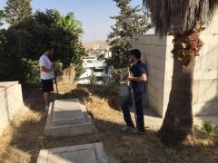 بالصور | مجلس شبابي بيت لحم يشارك في تنظيف مقبرة الأرمن