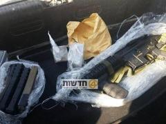 بالفيديو : الاحتلال يعتقل شابا بحوزته رشاشا ومناظر ليلة وأمشاط ذخيرة على حاجز زعترة