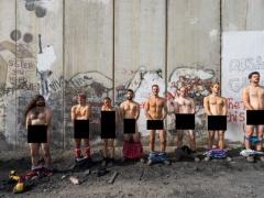 بالصور : نشطاء اجانب يقومون بالتعري امام جدار الفصل العنصري تضامنا مع الشعب الفلسطيني !