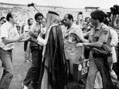 طرائف واحداث هزّت ملاعب كرة القدم: الشيخ فهد نزل الملعب لالغاء هدف ومؤامرة على الجزائر