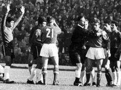 طرائف واحداث هزّت ملاعب كرة القدم: الشيخ فهد نزل الملعب لالغاء هدف ومؤامرة على الجزائر