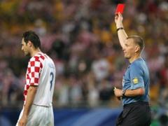 طرائف واحداث هزّت ملاعب كرة القدم: الشيخ فهد نزل الملعب لالغاء هدف ومؤامرة على الجزائر