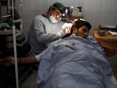 جراح أفغاني يجمّل الأثرياء ليعالج الفقراء
