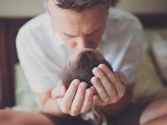 صور مؤثرة جدا: عائلة تودّع طفلتها المصابة بالسرطان بـ جلسة تصوير لتخليد حياتها القصيرة