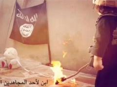 صور| داعشي لا يتجاوز الثالثة يتعلم الحرق