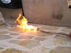 صور| داعشي لا يتجاوز الثالثة يتعلم الحرق