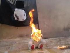 صور| داعشي لا يتجاوز الثالثة يتعلم الحرق