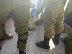 صورة - شهيد فلسطيني برصاص مستوطن وسط الخليل