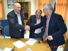 بلدية بيت ساحور توقع إتفاقية مشروع أعمال تشطيب القاعة الرياضية وتأهيل الساحة الخلفية لمجمع المعلم سعيد خوري الرياضي – بيت ساحور