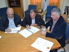 بلدية بيت ساحور توقع إتفاقية مشروع أعمال تشطيب القاعة الرياضية وتأهيل الساحة الخلفية لمجمع المعلم سعيد خوري الرياضي – بيت ساحور