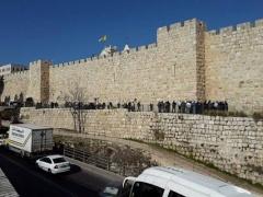 بالفيديو والصور- شهيدان واصابة 3 إسرائيليين في عملية طعن بالقدس المحتلة