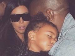 صور| كيم كارداشيان في أول ظهور بعد الولادة.. و150 هدية من زوجها!!