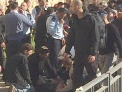 بالفيديو والصور- شهيدان واصابة 3 إسرائيليين في عملية طعن بالقدس المحتلة