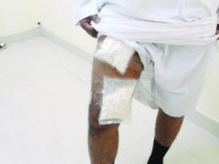 شاهد.. ضبط 1200 حبة كبتاجون خبأها مهرب أسفل ملابسه الداخلية!