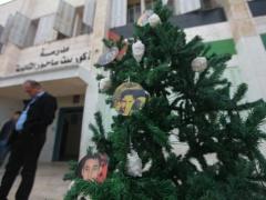 بالفيديو والصور- طلبة بيت ساحور يزينون شجرة الميلاد بصور الشهداء