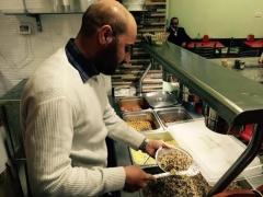 مهندس فلسطيني وزوجته المصرية يفتتحان مطعم كوشري برام الله