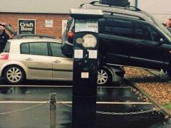 صور: امرأة تركن سيارتها فوق سيارة أخرى