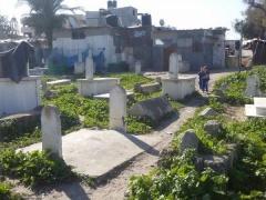 عائلة فلسطينية كاملة تعيش داخل مقبرة منذ أكثر من 