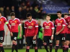 صورة .. الجماهير تهاجم فان جال بعد وداع دوري الأبطال