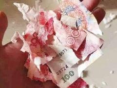 صور| خبأ المال عن زوجته.. فعاقبه القدر!